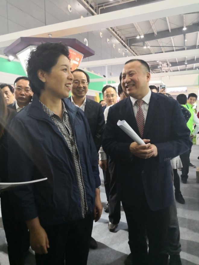 湖南省委副书记乌兰、副省长隋忠诚参观富硒企业展馆